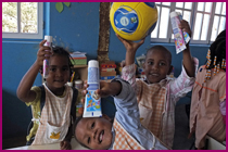 Enfants heureux avec des objets de la distribution