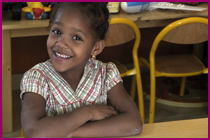 Petite fille très souriante