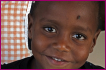 Petit garçon avec une mouche sur le front