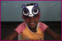 Petite fille avec masque